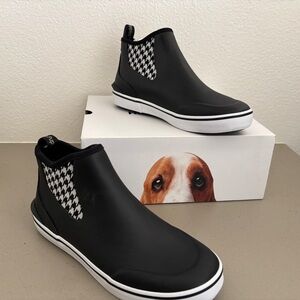 NEW in box Hush Puppies Women’s Rain Sneaker Ankle Boot Houndstooth Black Size 8